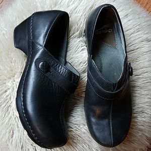 Dansko shoes black leather clogs